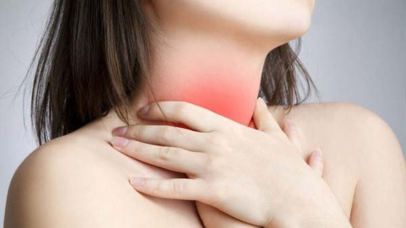 Sự ợ nóng có thể gây ra cảm giác nóng rát ngực do dị ứng thức ăn hoặc viêm dạ dày