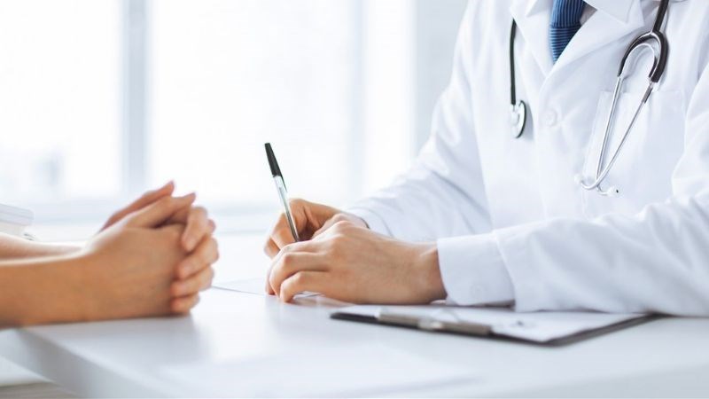 Bạn cần gặp bác sĩ khi trải qua triệu chứng nóng rát ngực kéo dài