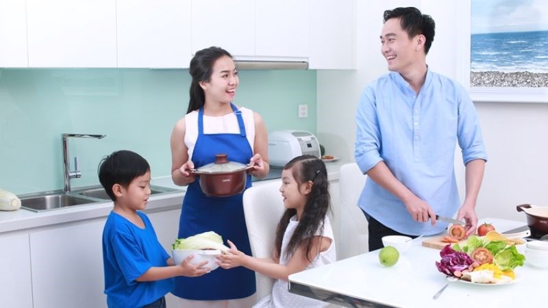 Làm việc nhà cùng gia đình giúp trẻ hòa nhập hơn với mọi người Làm việc nhà cùng gia đình giúp trẻ hòa nhập hơn với mọi người