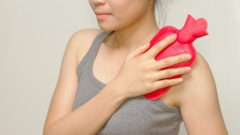 Chườm ấm hoặc lạnh có thể giúp giảm đau tại nhà