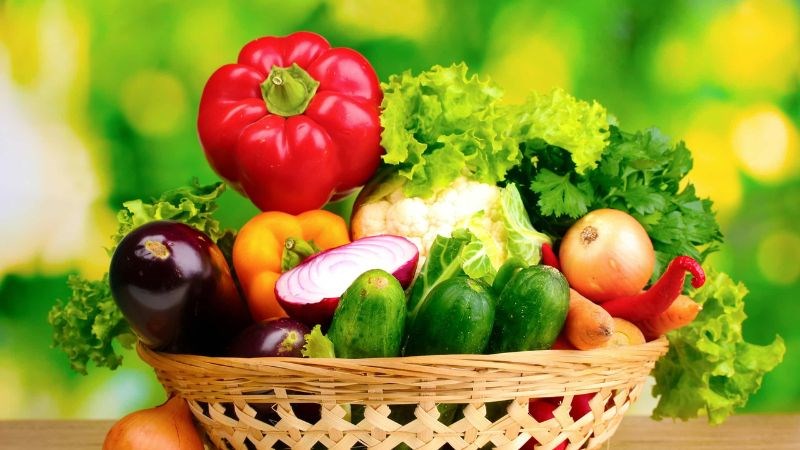 Cung cấp rau xanh và hoa quả để giúp giảm tình trạng táo bón