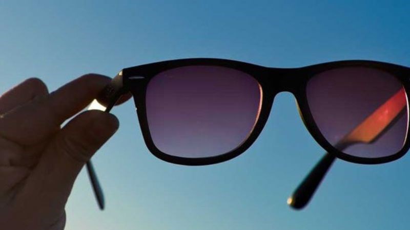 Đeo kính râm khi ra khỏi nhà để bảo vệ mắt
