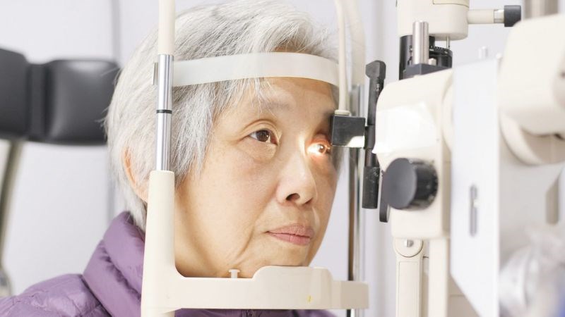 Khám mắt để xác định võng mạc có bị lệch hay không