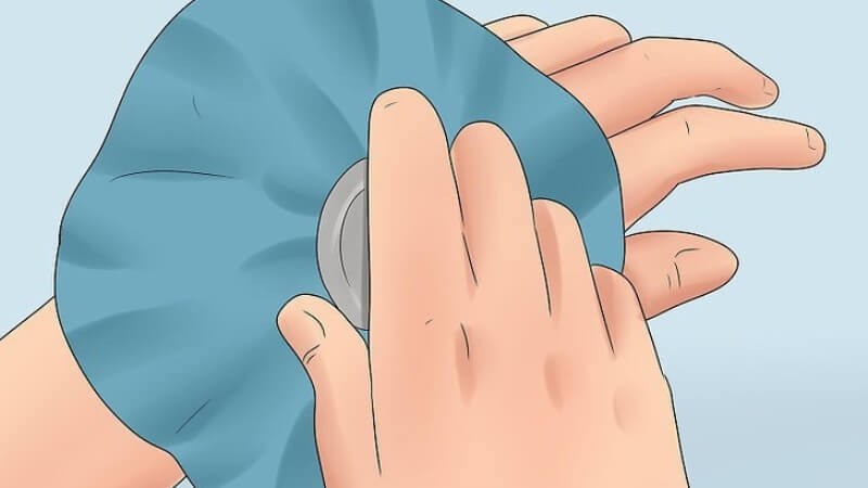 Chườm lạnh giúp giảm sưng đau khi trật khớp