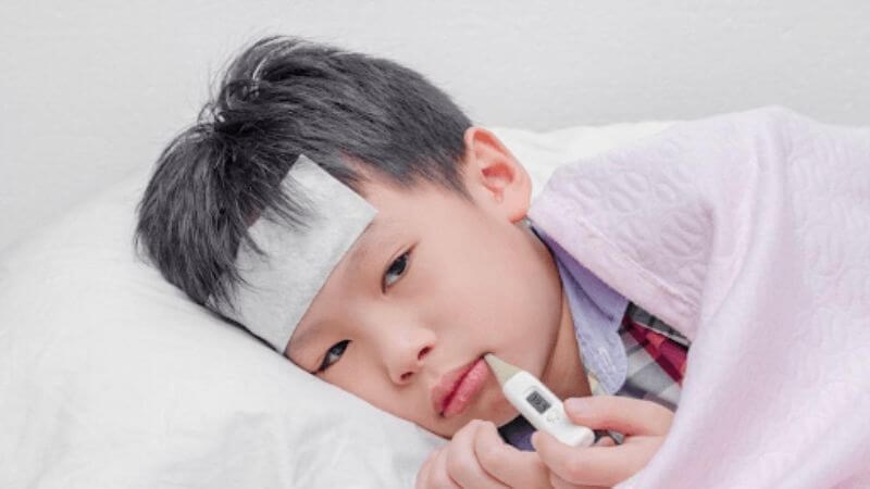 Trẻ bị khò khè kèm sốt cao nên đến các cơ sở y tế để được thăm khám