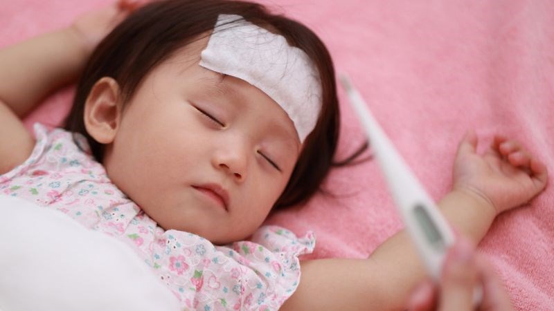 Sốt co giật thường gặp ở trẻ 6 tháng - 6 tuổi