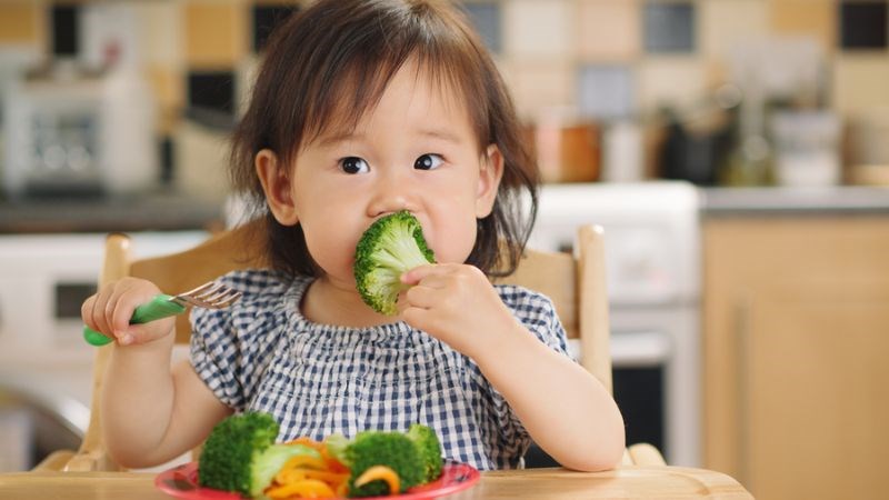 Trẻ cần tăng cường bổ sung vitamin và khoáng chất vào chế độ ăn hằng ngày