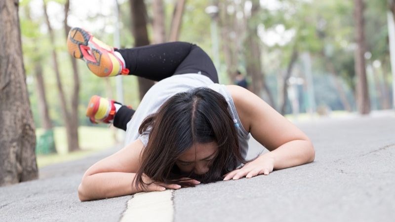 Ngã chống tay có thể gây gãy xương ngón tay Ngã chống tay có thể gây gãy xương ngón tay