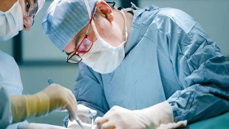Một số trường hợp gãy phức tạp cần phẫu thuật cố định xương bằng nẹp, vít
