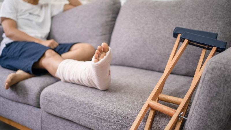 Xương bàn chân bị gãy cần trung bình 4 - 6 tuần để liền trở lại
