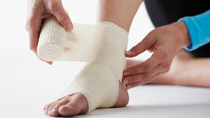 Vận động viên cần mang giày đúng cỡ và sử dụng băng thun bảo vệ cổ chân