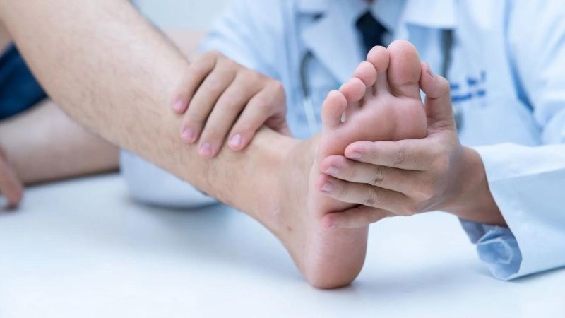 Bạn cần đến gặp bác sĩ ngay khi có các dấu hiệu của gãy xương bàn chân