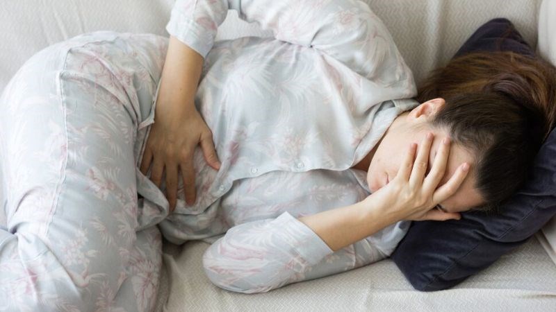 Người bệnh xuất hiện đau bụng đột ngột, cảm giác đau như dao đâm