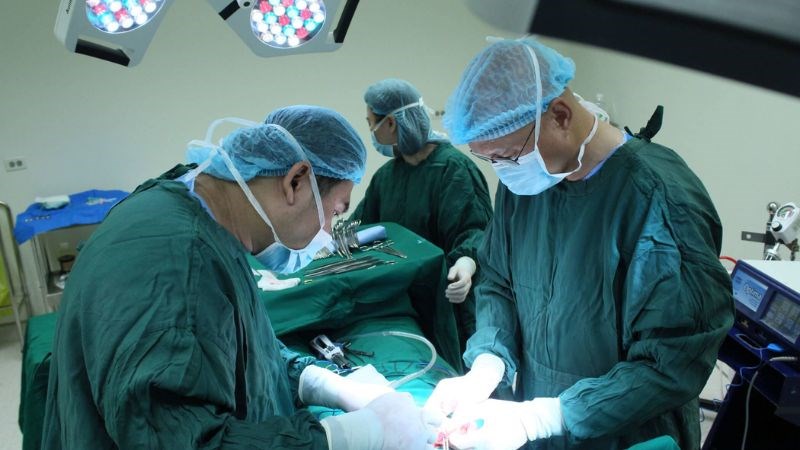 Phẫu thuật cần được chỉ định sớm sau khi đã chẩn đoán xác định thủng dạ dày