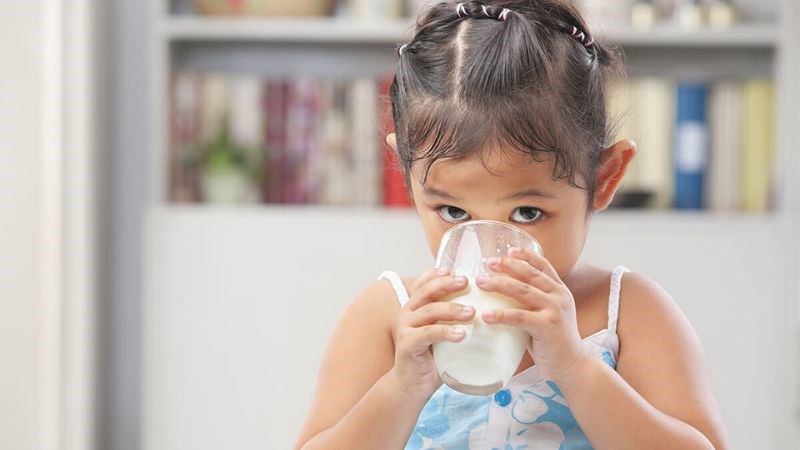 Trẻ cần được cung cấp đủ nước trong ngày để hạn chế nguy cơ mất nước