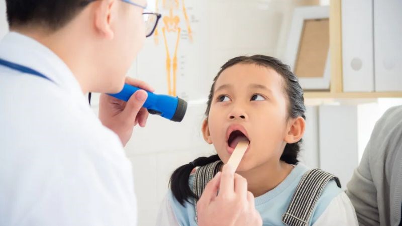 Chẩn đoán bệnh herpangina chủ yếu dựa vào hỏi bệnh và thăm khám lâm sàng