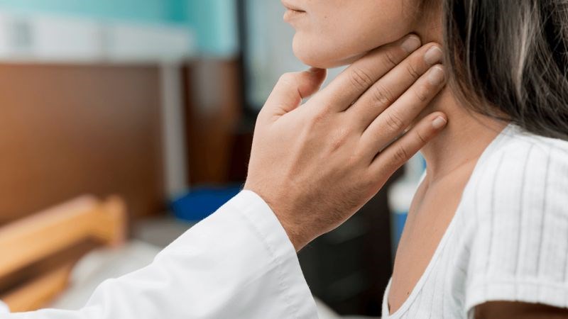 Bác sĩ thăm khám lâm sàng đánh giá vị trí và tính chất hạch
