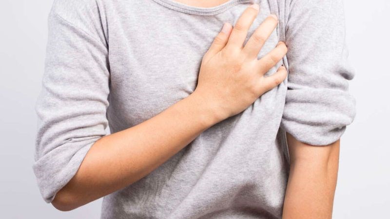 Viêm vú gây đau nhức và căng tức bên ngực bị viêm