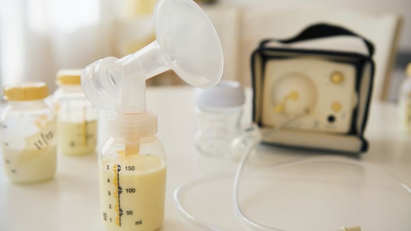 Mẹ bỉm cần hút bớt sữa nếu sữa quá nhiều để bớt căng tức vú