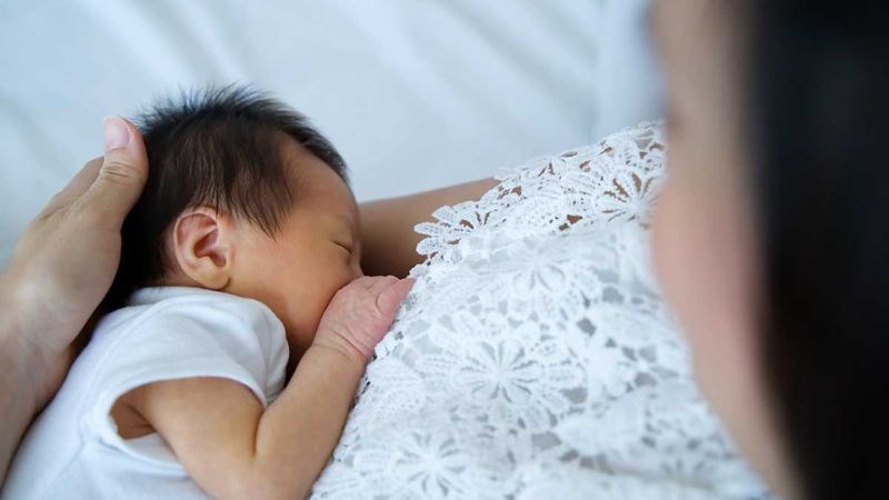 Cho trẻ bú mẹ đều đặn và đúng cách giúp giảm nguy cơ viêm vú
