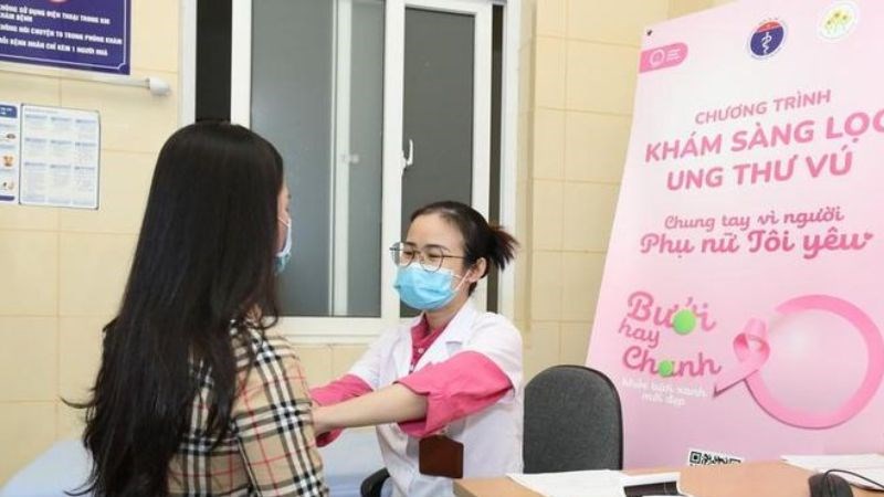 Bạn nên đến gặp bác sĩ sớm khi có các dấu hiệu bất thường tại vú