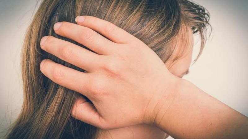 Bác sĩ khám lâm sàng bằng cách thăm khám tiền sử và triệu chứng bệnh