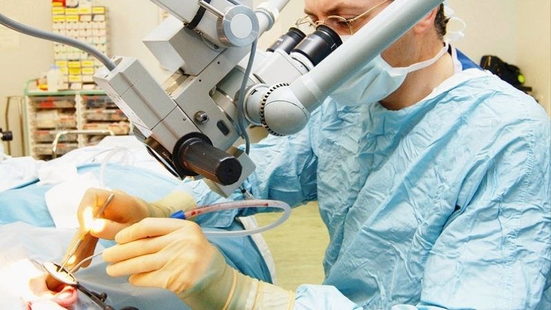 Phẫu thuật cắt bỏ xương chũm nhằm loại bỏ phần bị nhiễm trùng