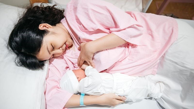 Trẻ nên được bú mẹ hoàn toàn trong 6 tháng đầu để phòng viêm ruột hoại tử Trẻ nên được bú mẹ hoàn toàn trong 6 tháng đầu để phòng viêm ruột hoại tử