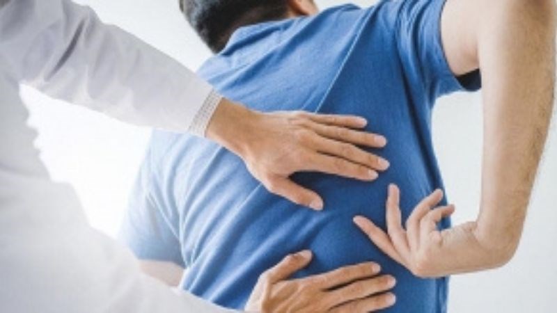 Bác sĩ tiến hành thăm khám vùng lưng