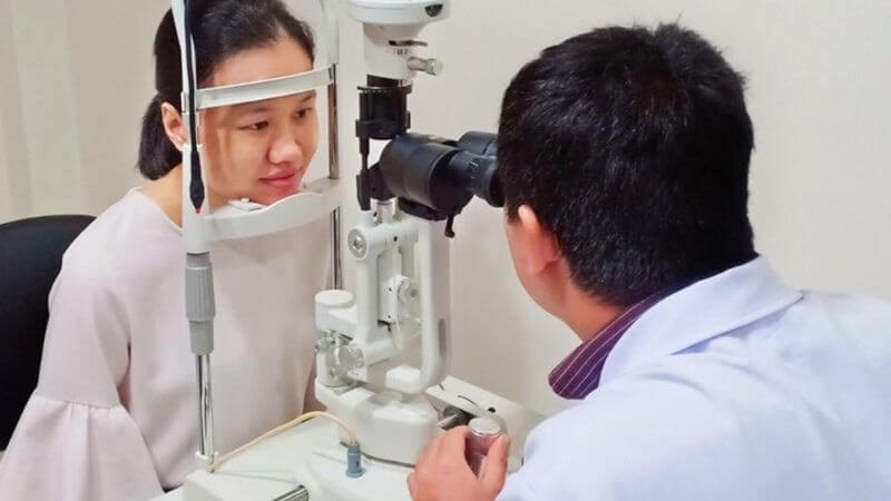 Khám mắt nếu có khối u chèn lên dây thị giác
