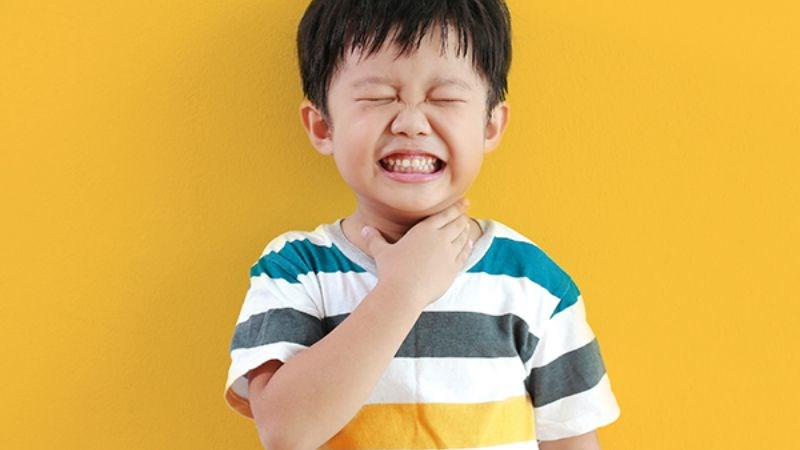 Áp xe sau hầu có thể gây đau họng và khó nuốt