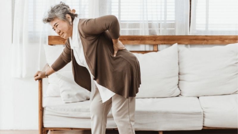 Nữ giới có nguy cơ bị gãy đốt sống thắt lưng cao hơn nam giới.