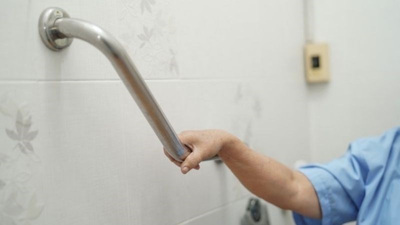 Trang bị dụng cụ hỗ trợ đi lại trong nhà cho người già