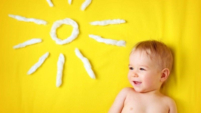 Nên cho trẻ phơi nắng sớm nhiều để bổ sung vitamin D