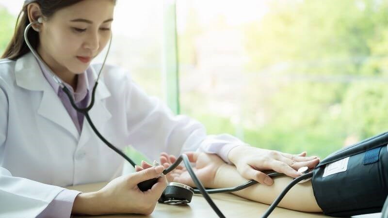 Tâm lý lo lắng khi kiểm tra huyết áp được cho là khả năng cao gây hội chứng tăng huyết áp áo choàng trắng Tâm lý lo lắng khi kiểm tra huyết áp được cho là khả năng cao gây hội chứng tăng huyết áp áo choàng trắng