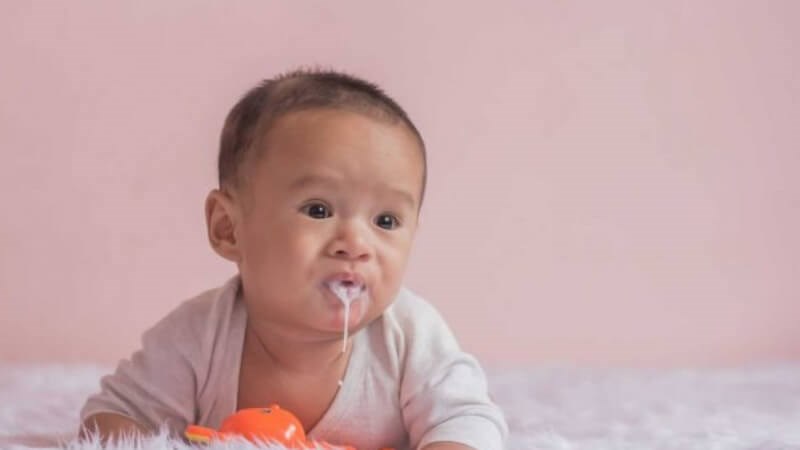 Trẻ cần được cấp cứu nếu nôn mửa kèm theo sốt cao