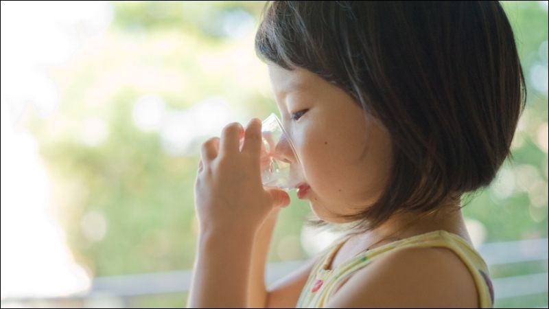 Trẻ bù nước bằng dung dịch oresol và uống chậm từng ngụm nhỏ