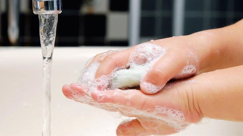 Rửa tay thường xuyên là biện pháp phòng bệnh viêm dạ dày ruột do virus hiệu quả