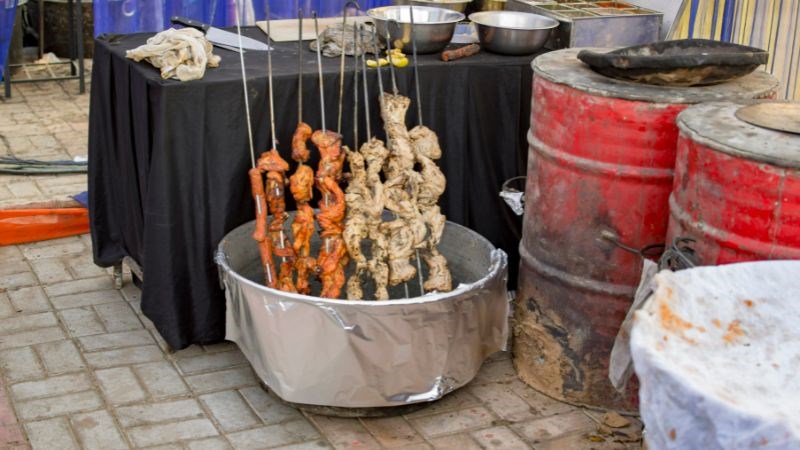 Ăn uống kém vệ sinh là nguyên nhân phổ biến của việc nhiễm giun sán