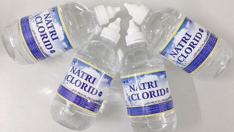 Sử dụng nước muối sinh lý rửa các vùng da tổn thương hàng ngày. Sử dụng nước muối sinh lý rửa các vùng da tổn thương hàng ngày.