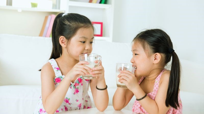 Uống đủ nước đóng vai trò quan trọng trong điều trị táo bón
