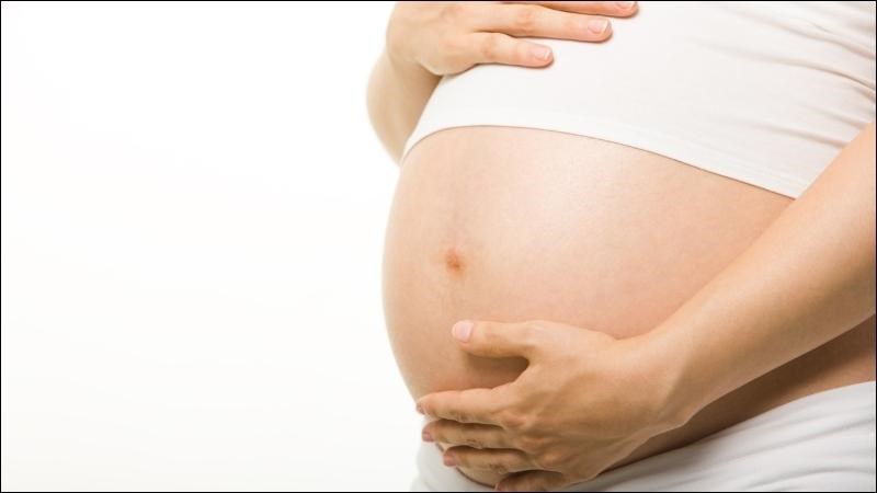 Bác sĩ có thể nghi ngờ thai đa ối nếu quan sát thấy da bụng căng bóng 