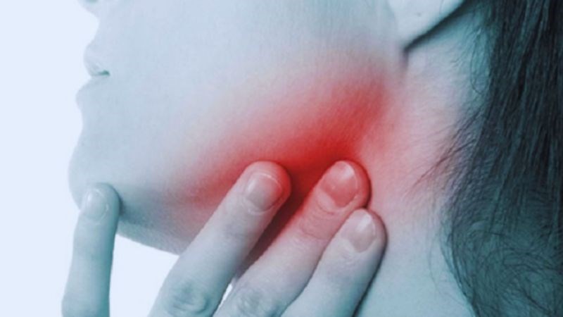 Bệnh có thể xuất hiện tình trạng sưng đau tuyến nước bọt