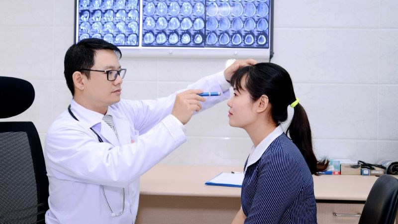 Bác sĩ đánh giá những vấn đề liên quan đến hệ thần kinh