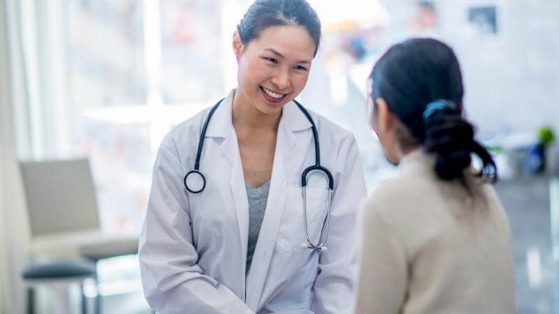 Ở người mắc các bệnh có nguy cơ gây tê mặt thì cần chú ý phát hiện tê mặt để đến khám bác sĩ kịp thời