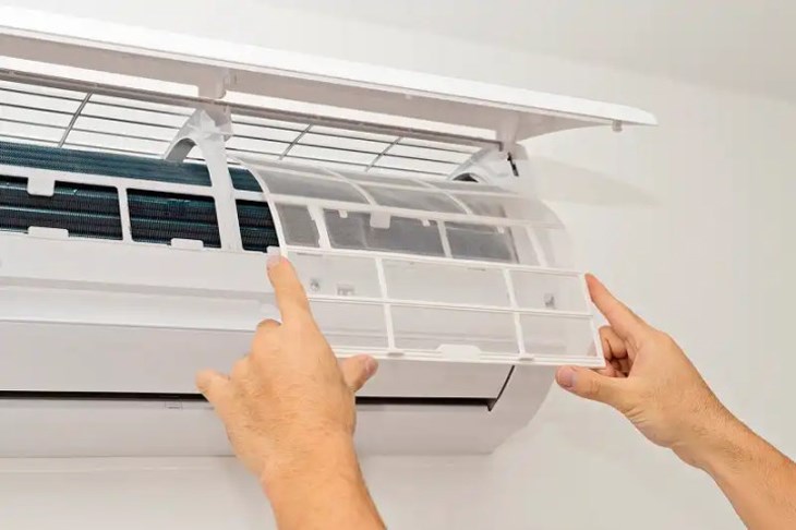 Vệ sinh máy lạnh định kỳ giúp bạn loại bỏ bụi bẩn bám trên bộ lọc không khí nhằm đem đến bầu không gian sạch thoáng cho gia đình