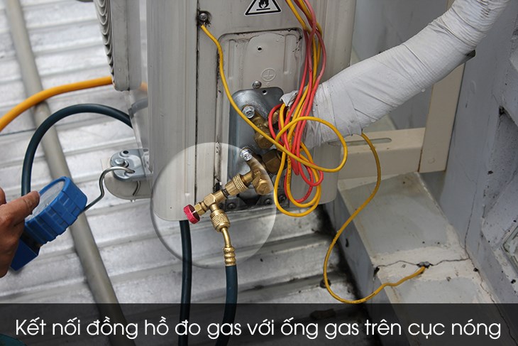 Sử dụng đồng hồ để kiểm tra gas máy lạnh ngay khi phát hiện gas sắp hết hoặc ống dẫn gas có dấu hiệu bị rò rỉ
