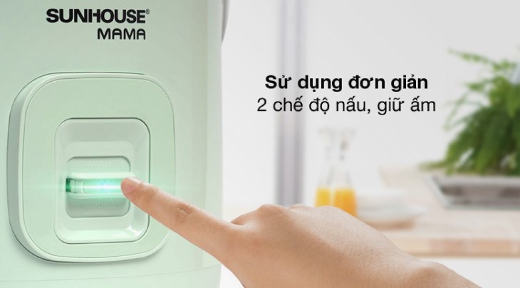 Bật nhẹ nút gạt của nồi cơm nắp gài Sunhouse Mama 1.8 lít SHD8665B để kích hoạt nồi cơm