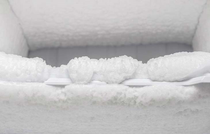 Khi thấy tủ lạnh bị đóng tuyết trên ngăn đông, bạn nên xả tuyết ngay, tránh để tuyết đóng quá dày
