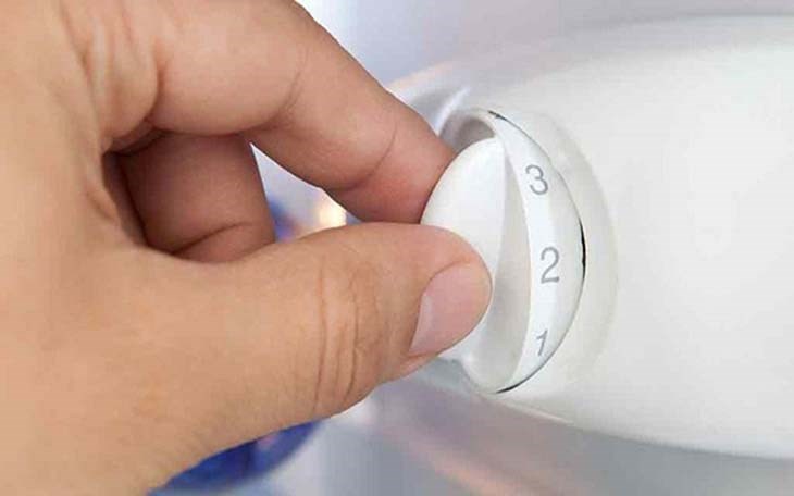 Cắm điện và chọn nhiệt độ nhỏ nhất cho tủ chạy không trong 24 giờ